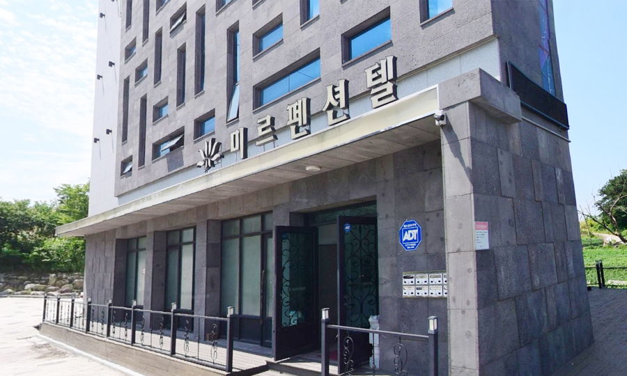 회색 타일로 된 미르펜션텔 외과